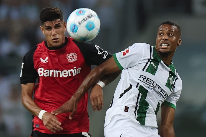 Alassane Plea (rechts) wird Gladbach wohl verlassen