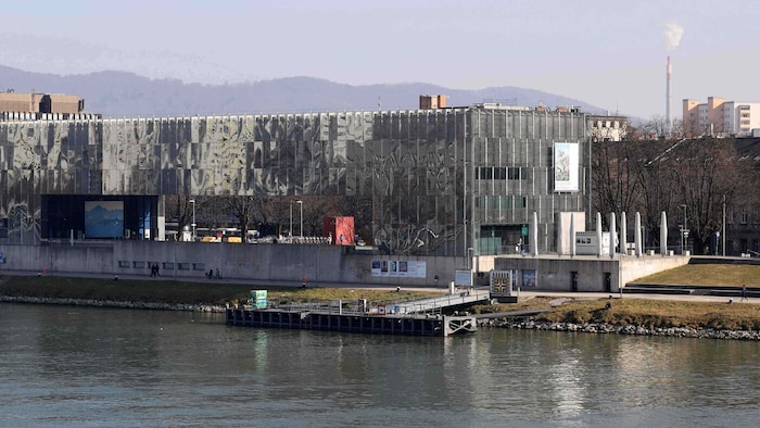 Bis 2021 spendete die Linz AG jährlich drei Millionen Euro für Lentos (o.) & Co., nun vier.