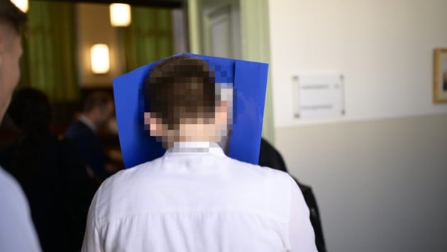 Der Drittangeklagte war zum Tatzeitpunkt gerade einmal 14 Jahre alt.