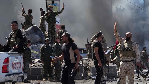 Syrische Regierungstruppen sind nach tödlichen Auseinandersetzungen in den Süden des Landes ...