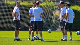 Trainer Ferdl Feldhofer (li.) und sein Team schauen einem Griechen genau auf die Beine.