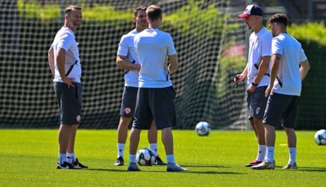 Trainer Ferdl Feldhofer (li.) und sein Team schauen einem Griechen genau auf die Beine.