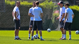 Trainer Ferdl Feldhofer (li.) und sein Team schauen einem Griechen genau auf die Beine.