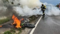 Motorrad und Pkw brannten aus 