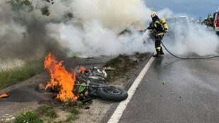 Motorrad und Pkw brannten aus 