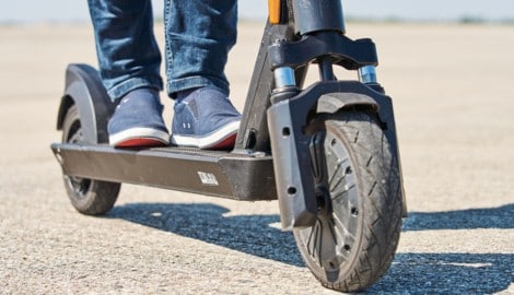 Für alle bis 16 Jahre gilt seit 1. Mai eine Helmpflicht am E-Scooter.