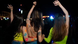 Einige Partygäste wollten unbedingt weiterfeieren.