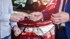 „Unter der Hand“ bar in die Hand? Beim Autokauf für alle Seiten problematisch.