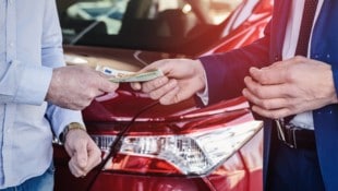„Unter der Hand“ bar in die Hand? Beim Autokauf für alle Seiten problematisch.