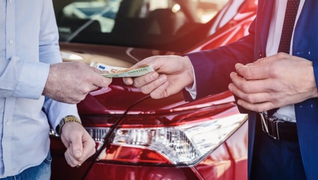 „Unter der Hand“ bar in die Hand? Beim Autokauf für alle Seiten problematisch.
