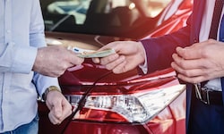 „Unter der Hand“ bar in die Hand? Beim Autokauf für alle Seiten problematisch.