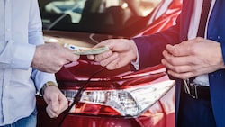 „Unter der Hand“ bar in die Hand? Beim Autokauf für alle Seiten problematisch.