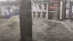 Die U-Bahn-Station verwandelte sich in einen reißerischen Fluss.