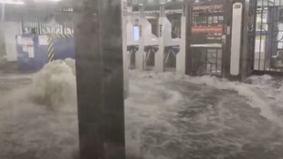 Die U-Bahn-Station verwandelte sich in einen reißerischen Fluss.