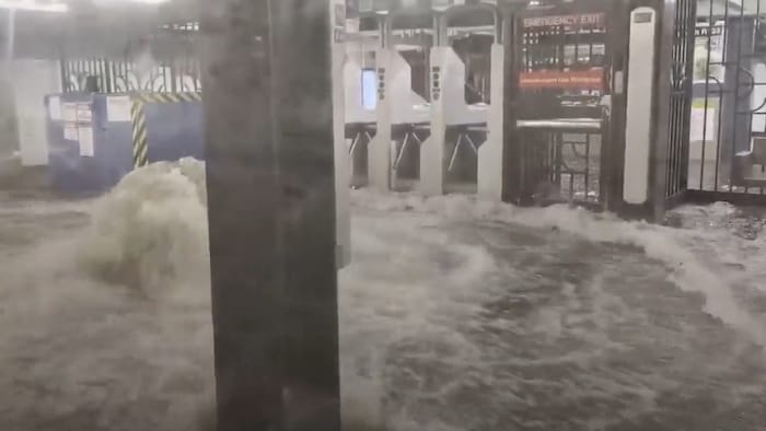 Die U-Bahn-Station verwandelte sich in einen reißerischen Fluss.