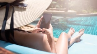 Nicht alle Handys sind abgedichtet und überstehen im Urlaub oder daheim den Kontakt mit Wasser. ...