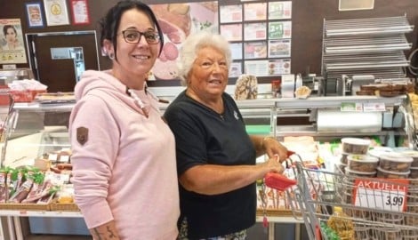 Eine ehrenamtliche Helferin beim Einkaufsdienst mit einer Klientin. Mehr als 85.000 soziale ...