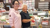 Eine ehrenamtliche Helferin beim Einkaufsdienst mit einer Klientin. Mehr als 85.000 soziale ...