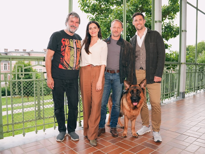 V. li.: Andreas Kopriva, Doris Golpashin, Maximilian Brückner und Ferdinand Seebacher mit Rex ...