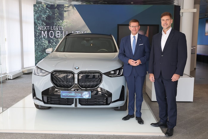 ÖVP-Landesrat Markus Achleitner (l.) und Klaus von Moltke, Chef des BMW Werks Steyr, wo ab ...