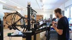 Jedes Bike wird von einem Mechaniker in Handarbeit zusammengebaut.