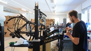 Jedes Bike wird von einem Mechaniker in Handarbeit zusammengebaut.