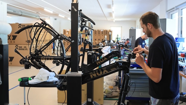 Jedes Bike wird von einem Mechaniker in Handarbeit zusammengebaut.