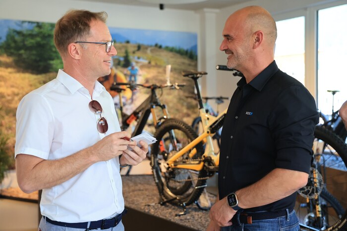 „Krone“-Redakteur Andreas Moser im Gespräch mit NOX-Geschäftsführer Marco Klimmt (re.).