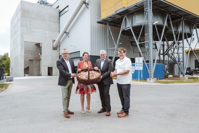 EVN Wärme Geschäftsführer Alfred Freunschlag, Bürgermeisterin Carmen Jeitler-Cincelli, EVN Wärme ...