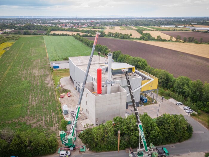 Die tonnenschweren Bauteile wurden in einer Höhe von über 20 Metern in das Gebäude eingehoben.