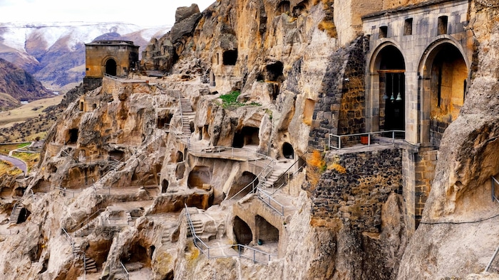 Über dreizehn Etagen erstreckt sich die Höhlenstadt Vardzia. Alle Höhlen sind mit Gängen und ...