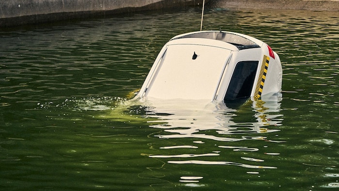 „Köpfchen in das Wasser, Schwänzchen in die Höh‘“ – Autos versinken in der Regel wie im ...