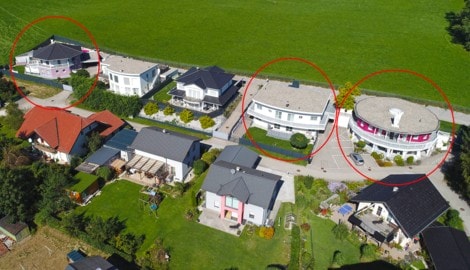Drei Häuser (in der hinteren Reihe ganz links, das zweite von rechts und ganz rechts), die dem ...