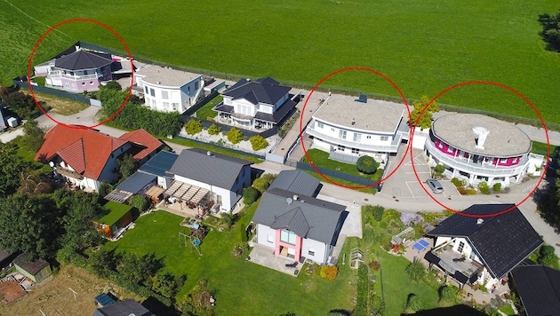 Drei Häuser (in der hinteren Reihe ganz links, das zweite von rechts und ganz rechts), die dem ...
