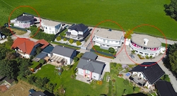 Die drei Häuser des selbst ernannten „Engels“ wurden nun versteigert – die beiden rechten von ...