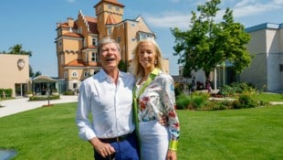 Hans-Peter Wild und seine Lebensgefährtin Christine Drage vor dem Hotel Schloss Mönchstein. Er ...