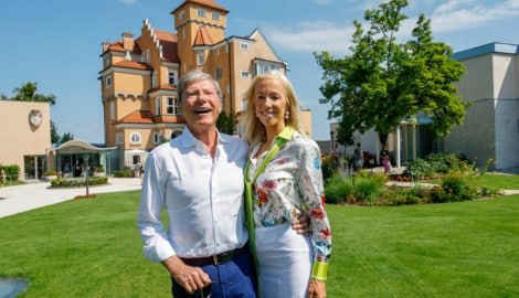 Hans-Peter Wild und seine Lebensgefährtin Christine Drage vor dem Hotel Schloss Mönchstein. Er ...