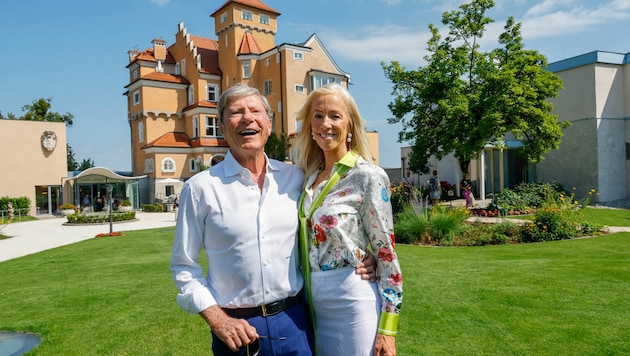 Hans-Peter Wild und seine Lebensgefährtin Christine Drage vor dem Hotel Schloss Mönchstein. Er ...