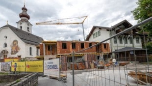 Bauplatz direkt neben der Kirche: Im Moment stehen die Arbeiten still