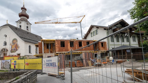 Bauplatz direkt neben der Kirche: Im Moment stehen die Arbeiten still