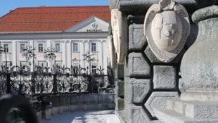 Im Rathaus wurde am Dienstag ab 14 Uhr diskutiert, kurz vor Mitternacht war noch keine ...