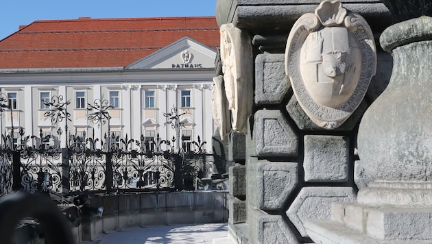 Im Rathaus wurde am Dienstag ab 14 Uhr diskutiert, kurz vor Mitternacht war noch keine ...