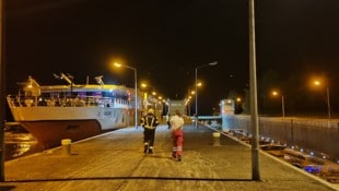 Drei Feuerwehren, Rettung und Polizei rückten zum Einsatz am Schiff aus.