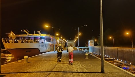 Drei Feuerwehren, Rettung und Polizei rückten zum Einsatz am Schiff aus.