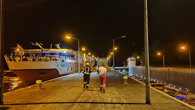 Drei Feuerwehren, Rettung und Polizei rückten zum Einsatz am Schiff aus.