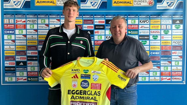 Tom Ritzy Hülsmann mit TSV-Obmann Erich Korherr
