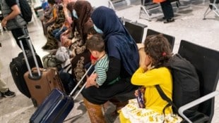 Afghanische Flüchtlinge nach ihrer Ankunft am Londoner Flughafen Heathrow (Archivbild)