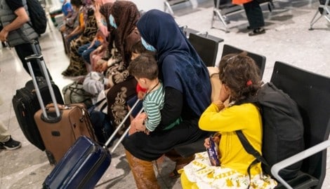 Afghanische Flüchtlinge nach ihrer Ankunft am Londoner Flughafen Heathrow (Archivbild)