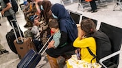 Afghanische Flüchtlinge nach ihrer Ankunft am Londoner Flughafen Heathrow (Archivbild)