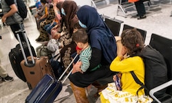 Afghanische Flüchtlinge nach ihrer Ankunft am Londoner Flughafen Heathrow (Archivbild)